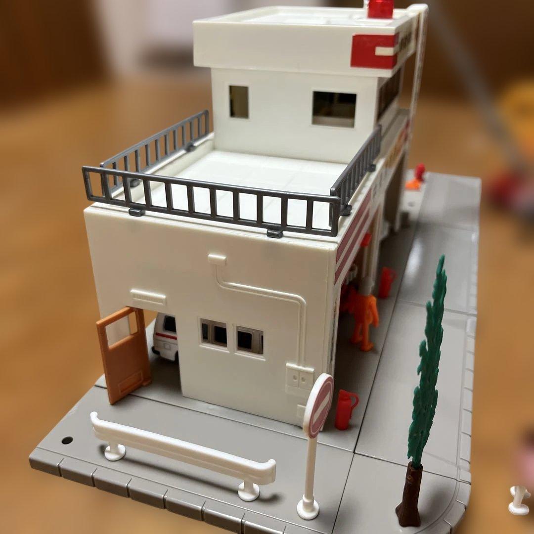 に*)様 トミカ タウン消防署+☆トミカ（消防車、救急車）、人形付き☆