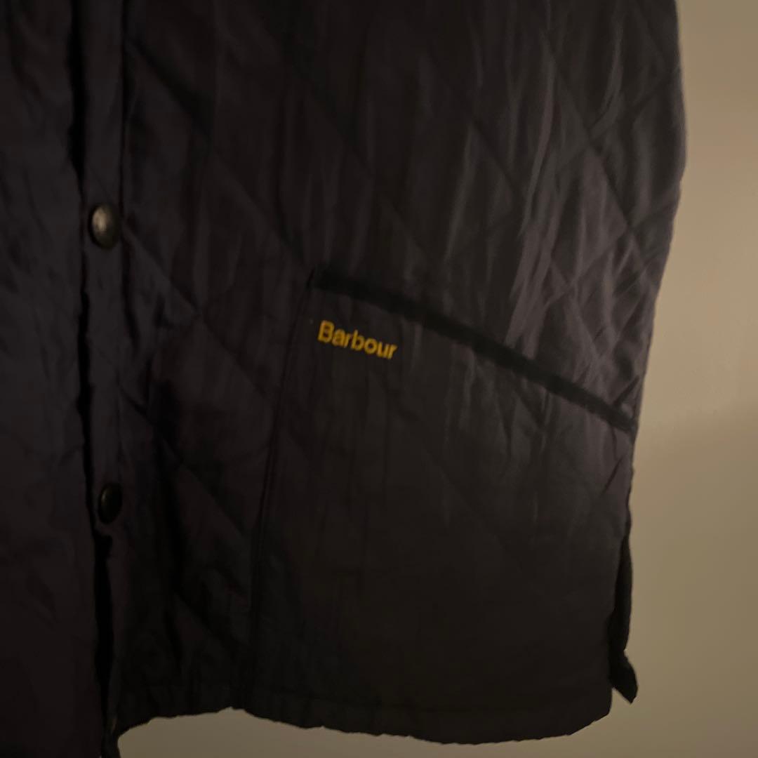 バブアー BARBOUR　ワンポイント 刺繍ロゴ　ベスト ライトダウンベスト