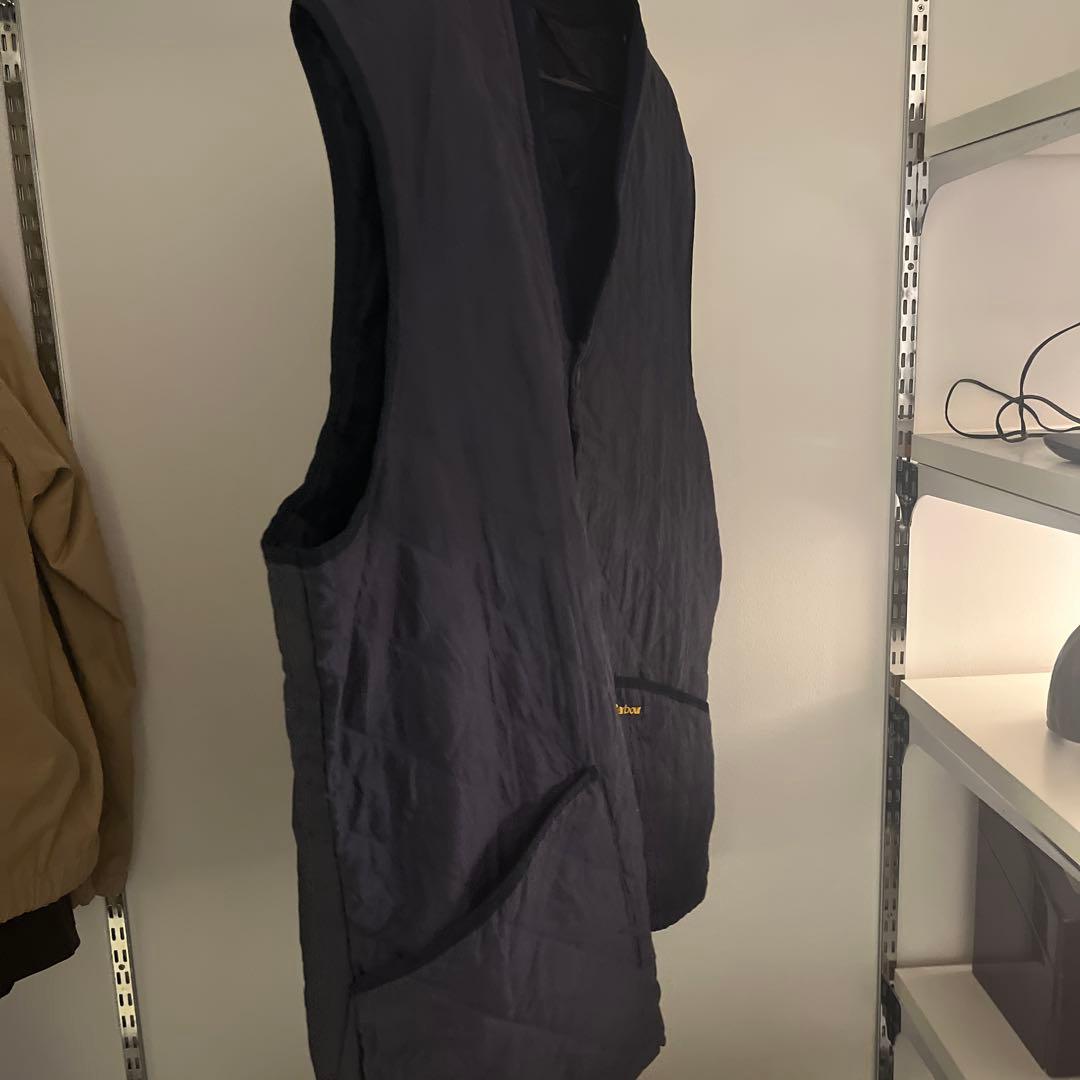 バブアー BARBOUR　ワンポイント 刺繍ロゴ　ベスト ライトダウンベスト