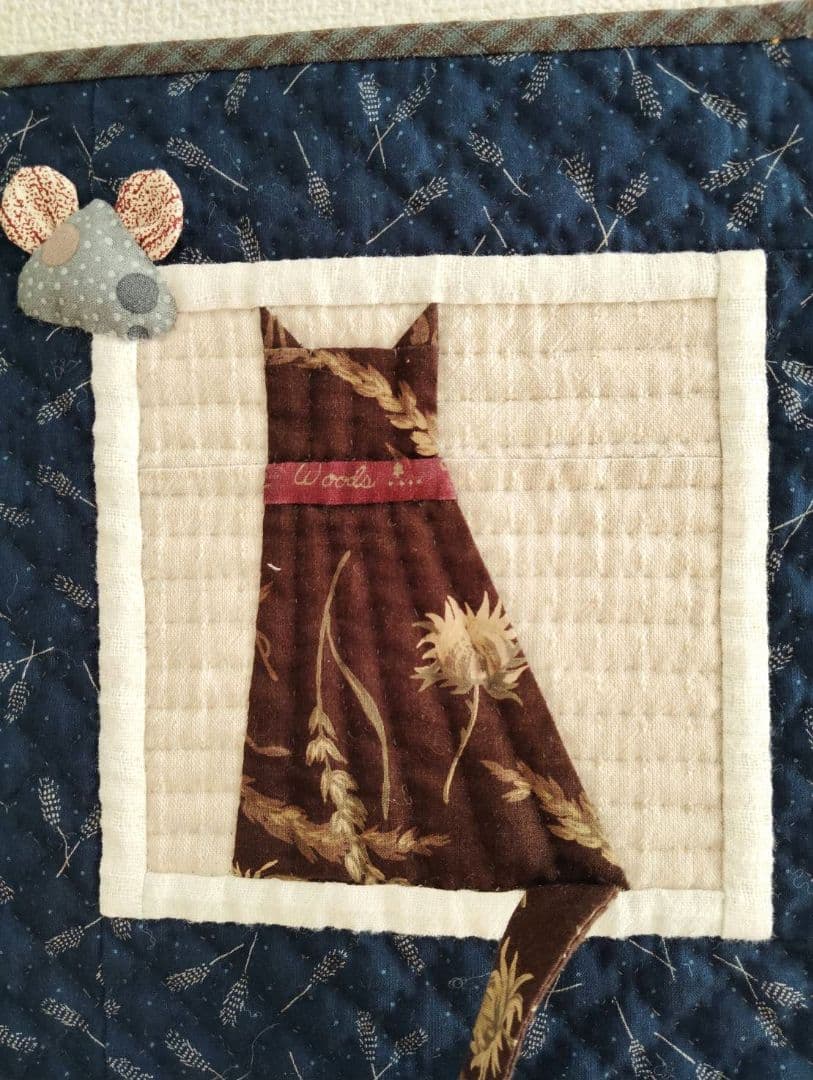おしゃれな猫のタペストリー。 パッチワーク ハンドメイド テシゴト雑貨