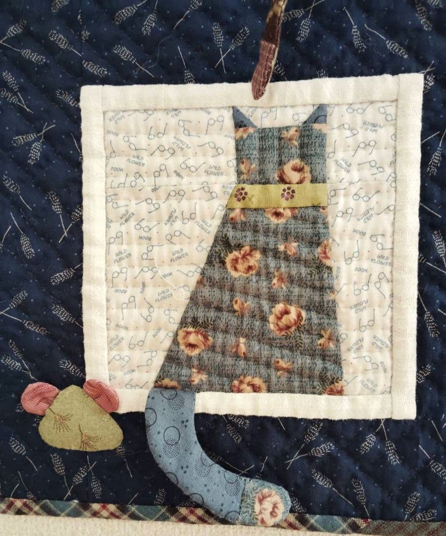 おしゃれな猫のタペストリー。 パッチワーク ハンドメイド テシゴト雑貨