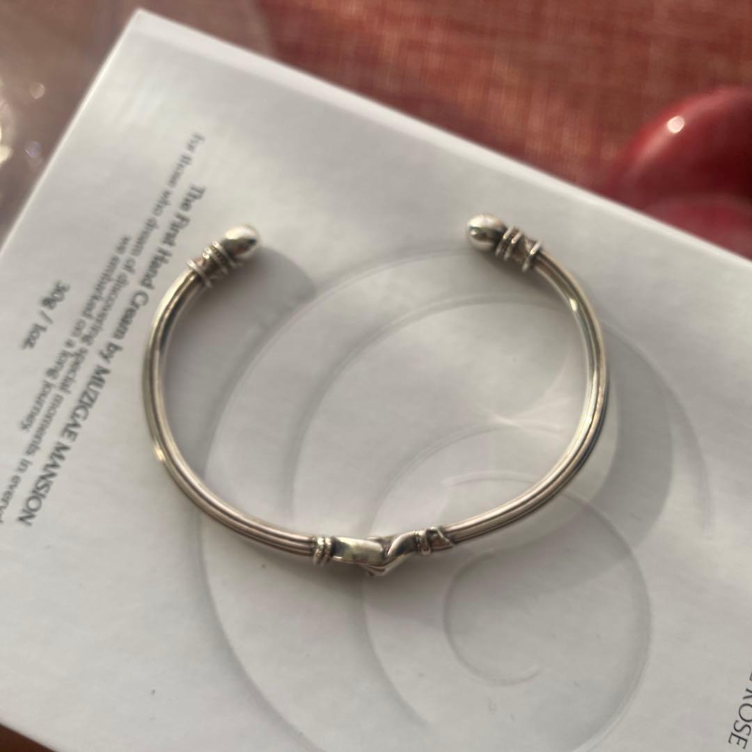 agete ハンド　モチーフ　デザイン　バングル　ブレスレット