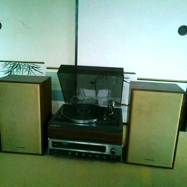 昭和40年代物のレコード針ステレオコンポです。