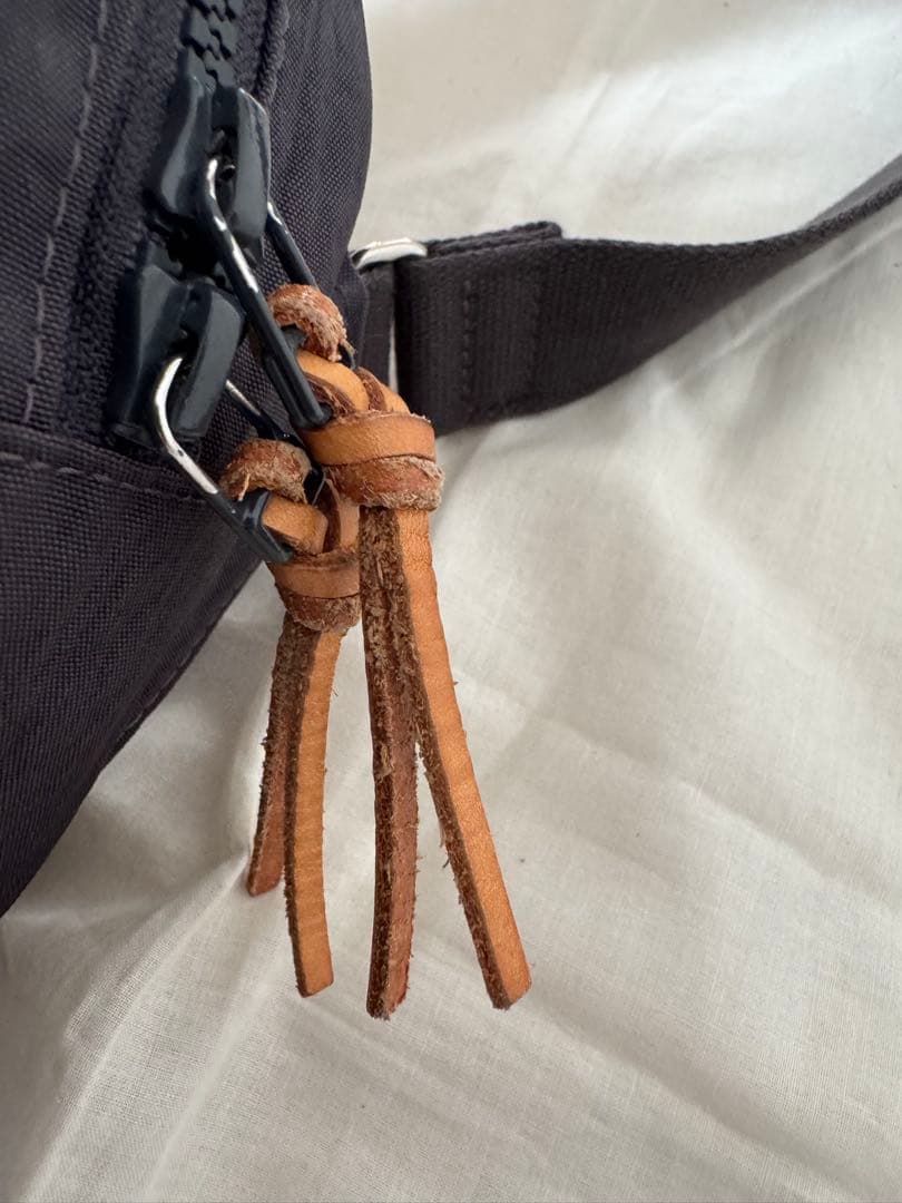 ニジュウカノウ　 FUKUI SIWAナイロンボディバッグＭダークグレー美品