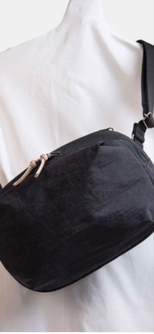 ニジュウカノウ　 FUKUI SIWAナイロンボディバッグＭダークグレー美品