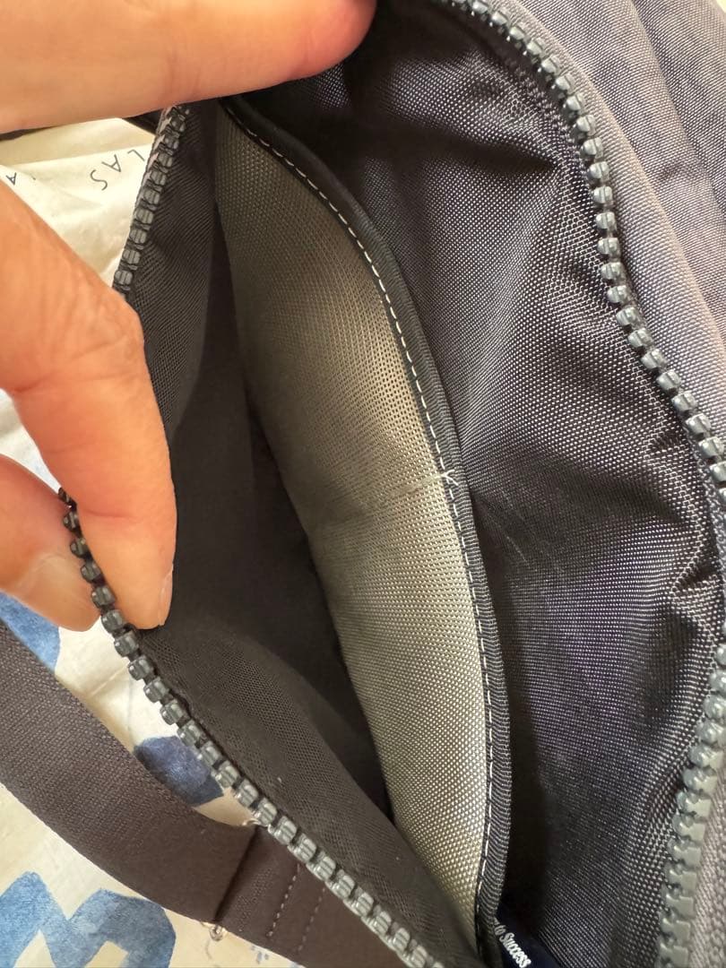 ニジュウカノウ　 FUKUI SIWAナイロンボディバッグＭダークグレー美品