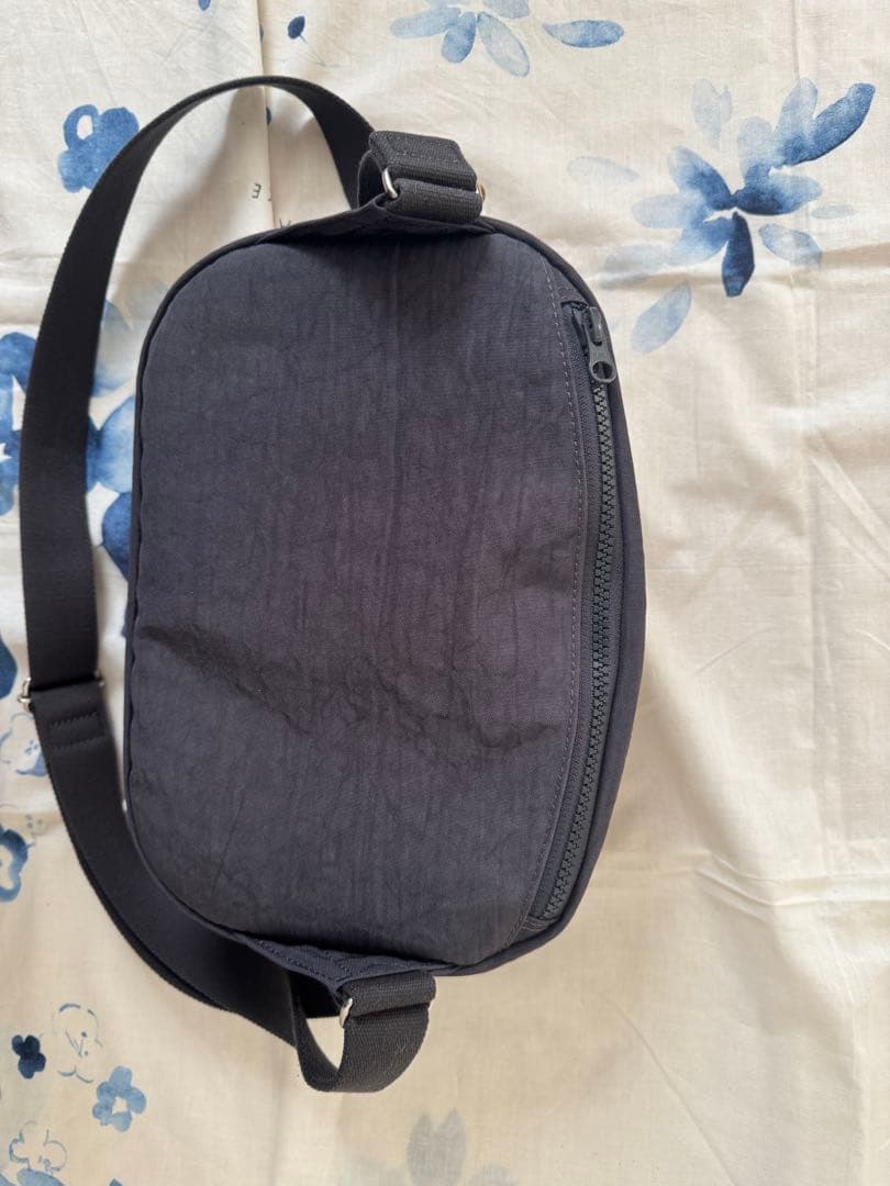 ニジュウカノウ　 FUKUI SIWAナイロンボディバッグＭダークグレー美品