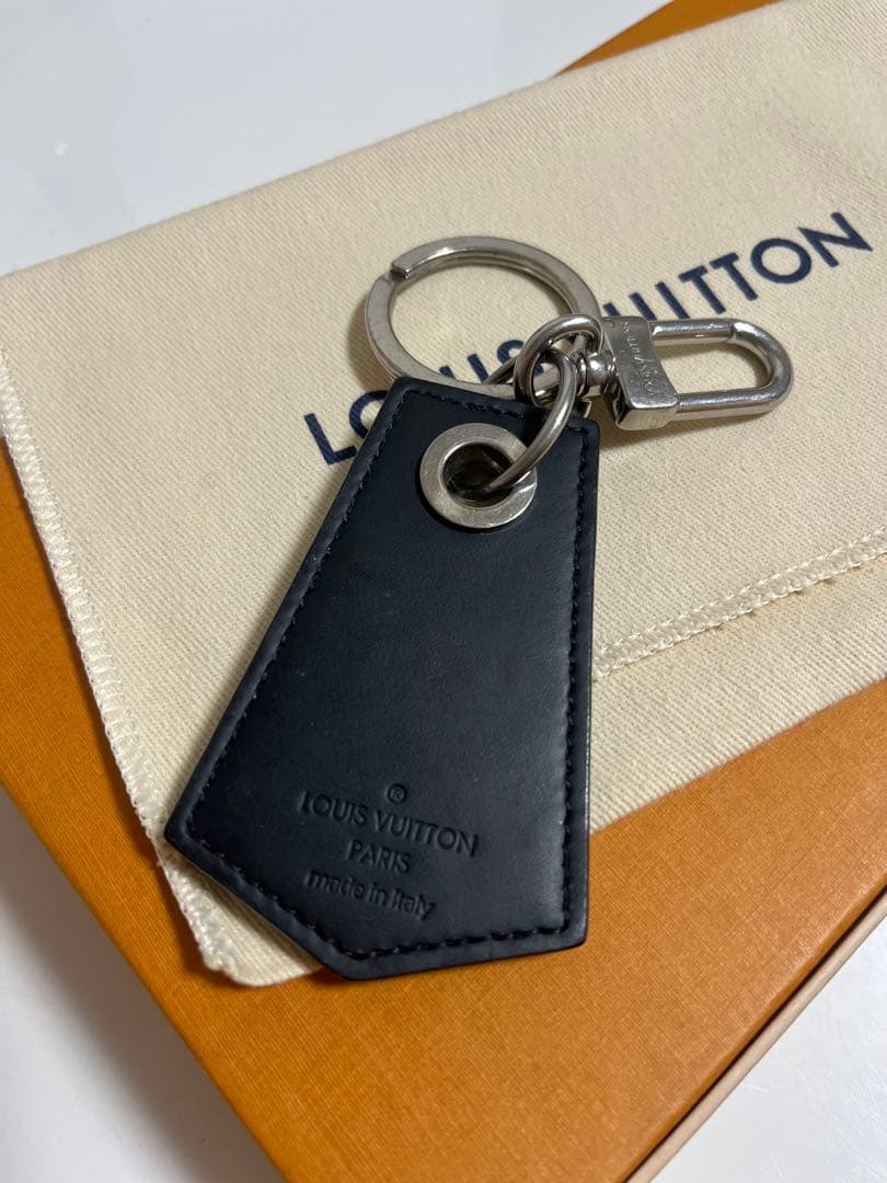 LOUIS VUITTON ブラックレザーキーホルダー
