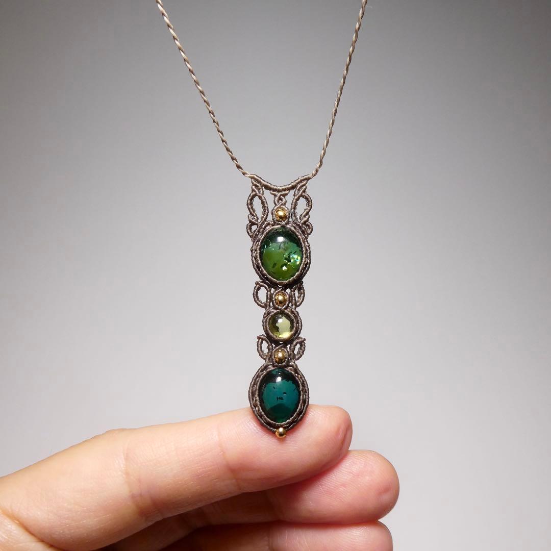 2種類のグリーンアンバー・ペリドットのマクラメネックレス