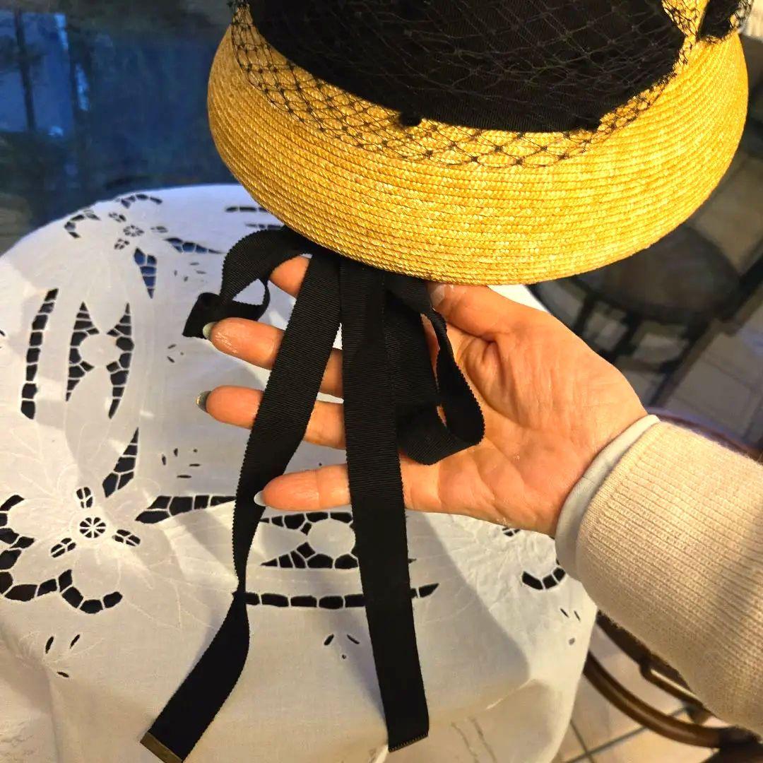 ベージュ 麦わら帽子 黒いネット装飾