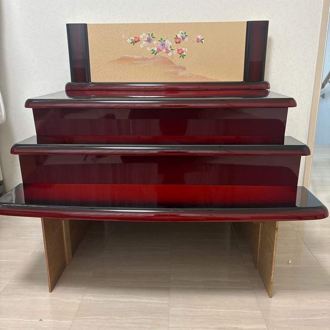赤い花柄木製雛人形飾り台 花柄屏風2枚付き
