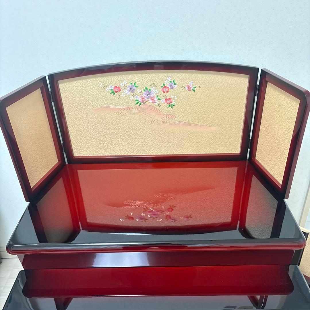 赤い花柄木製雛人形飾り台 花柄屏風2枚付き