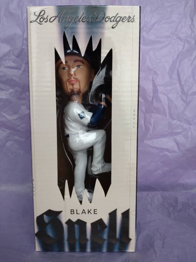 2点セット ワールドシリーズトロフィー & ブレイク•スネル投手 ボブルヘッド