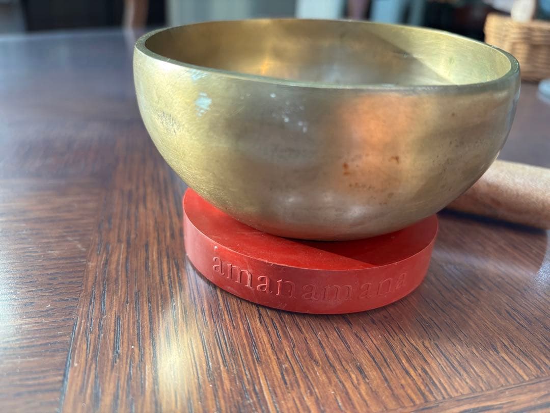 アマナマナ真鍮製シンギングボウル台座とスティックのセットです