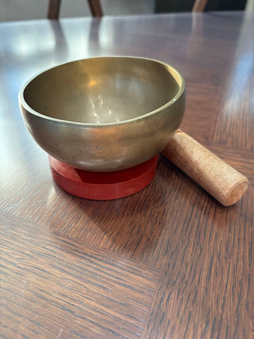 アマナマナ真鍮製シンギングボウル台座とスティックのセットです