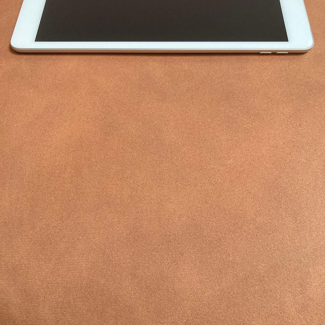 3677 外観美品☆電池ほぼ新品☆iPad8第8世代32GB SIMフリー☆
