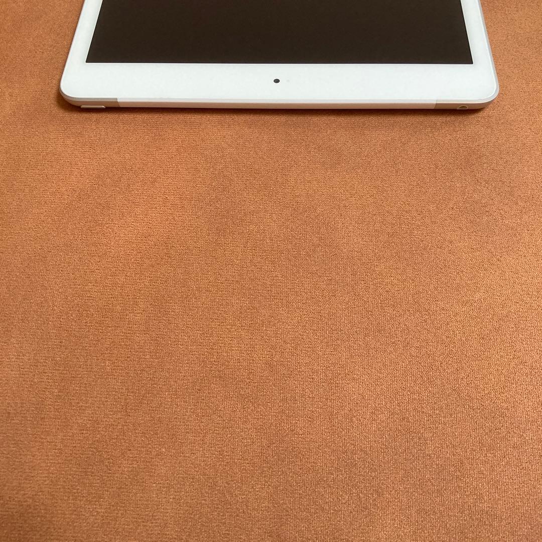 3677 外観美品☆電池ほぼ新品☆iPad8第8世代32GB SIMフリー☆