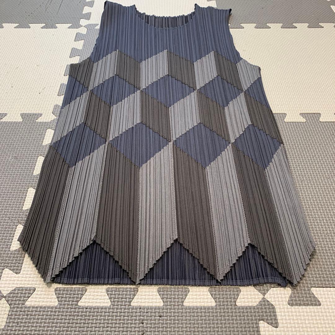 PLEATS PLEASE ノースリーブ　 グレー系