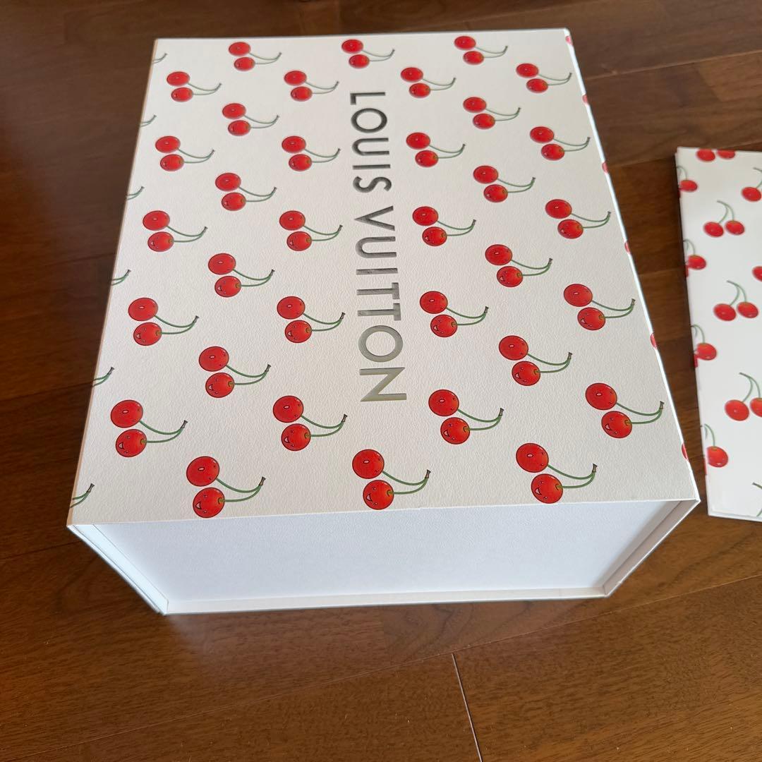 LVチェリー柄ショップ袋1枚、チェリー柄ダンボール1点、包装用紐1点