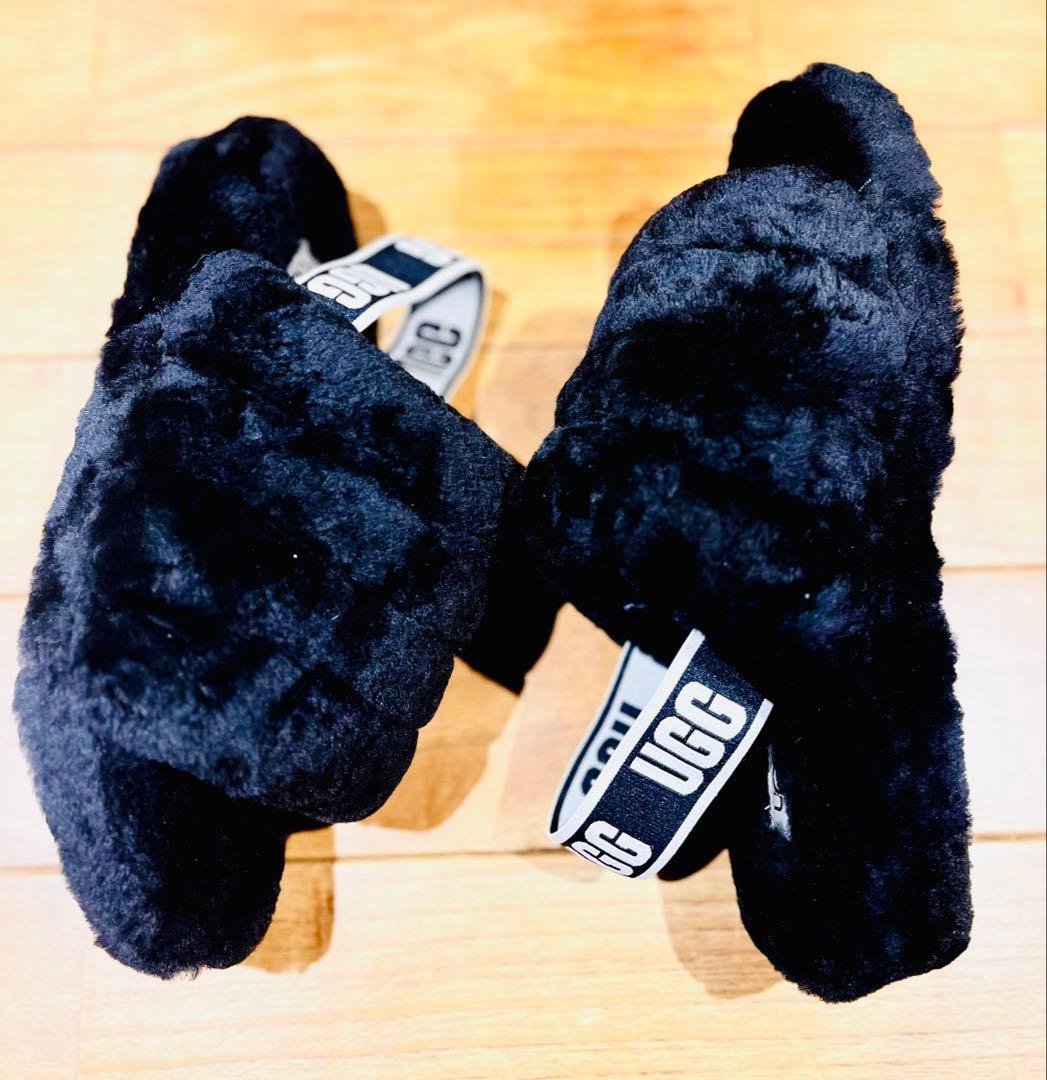 【美品】UGG W FLUFF YEAH SLIDE 黒 ボアサンダル 25cm