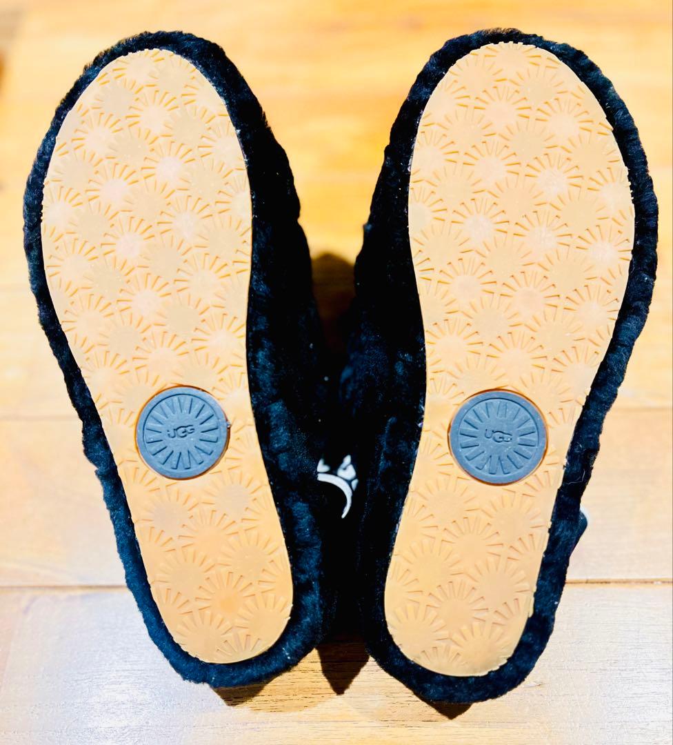 【美品】UGG W FLUFF YEAH SLIDE 黒 ボアサンダル 25cm