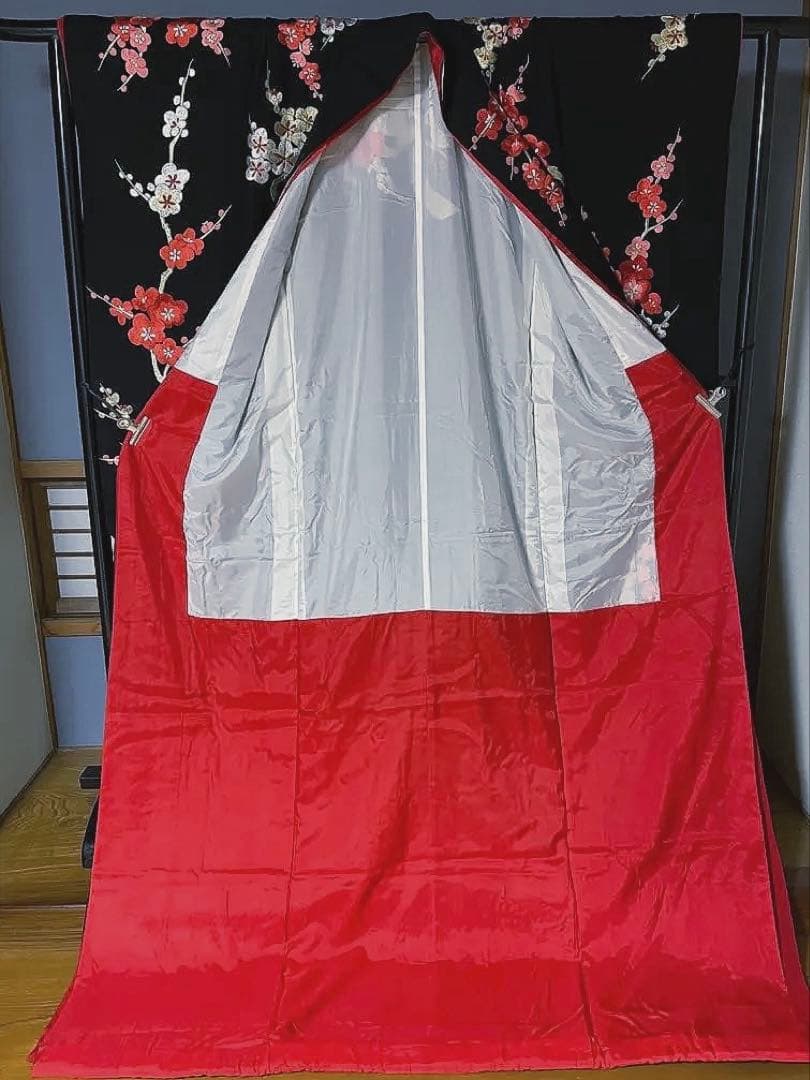 引き振袖　絢爛豪華な総手刺繍のお引きずり　遠目のゲストも釘づけ　花嫁衣装