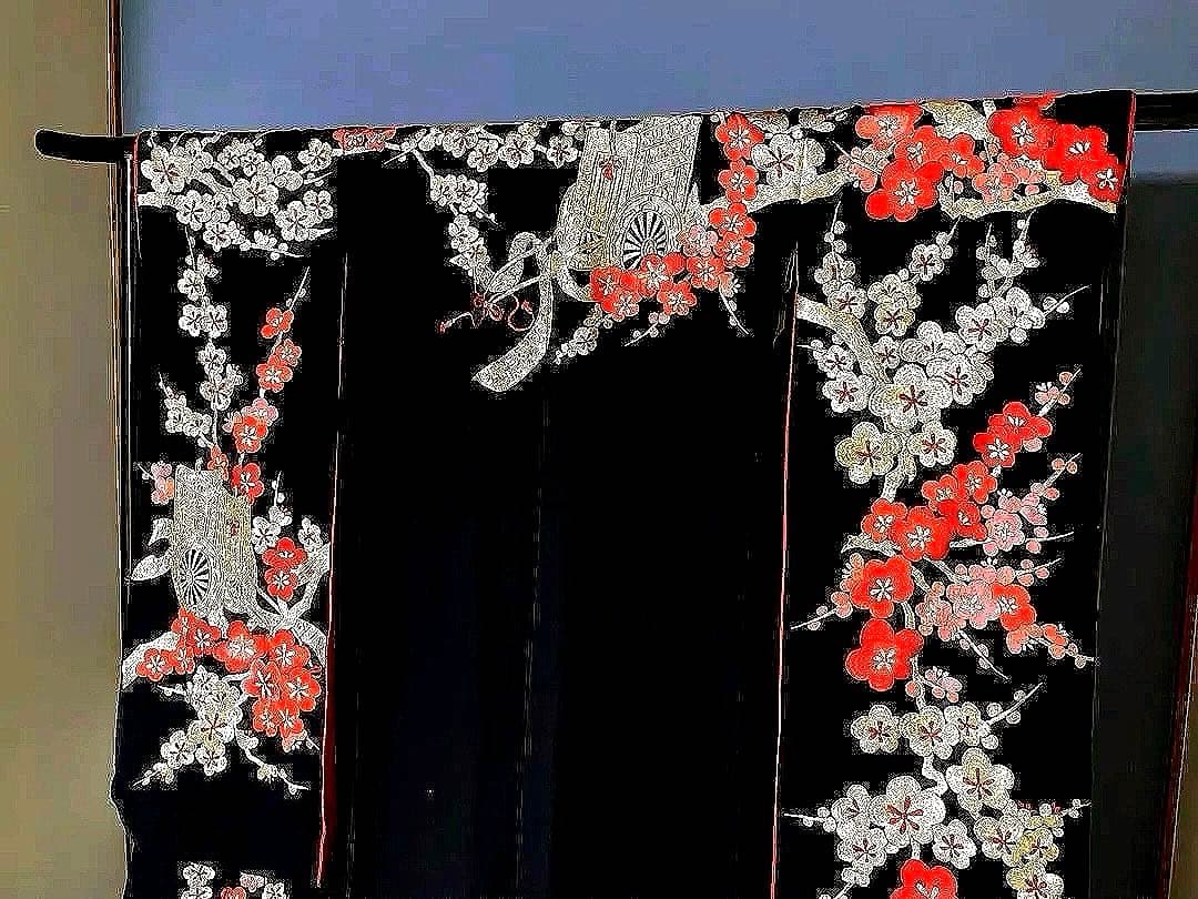 引き振袖　絢爛豪華な総手刺繍のお引きずり　遠目のゲストも釘づけ　花嫁衣装