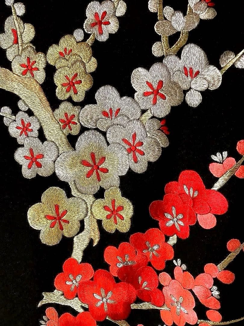 引き振袖　絢爛豪華な総手刺繍のお引きずり　遠目のゲストも釘づけ　花嫁衣装