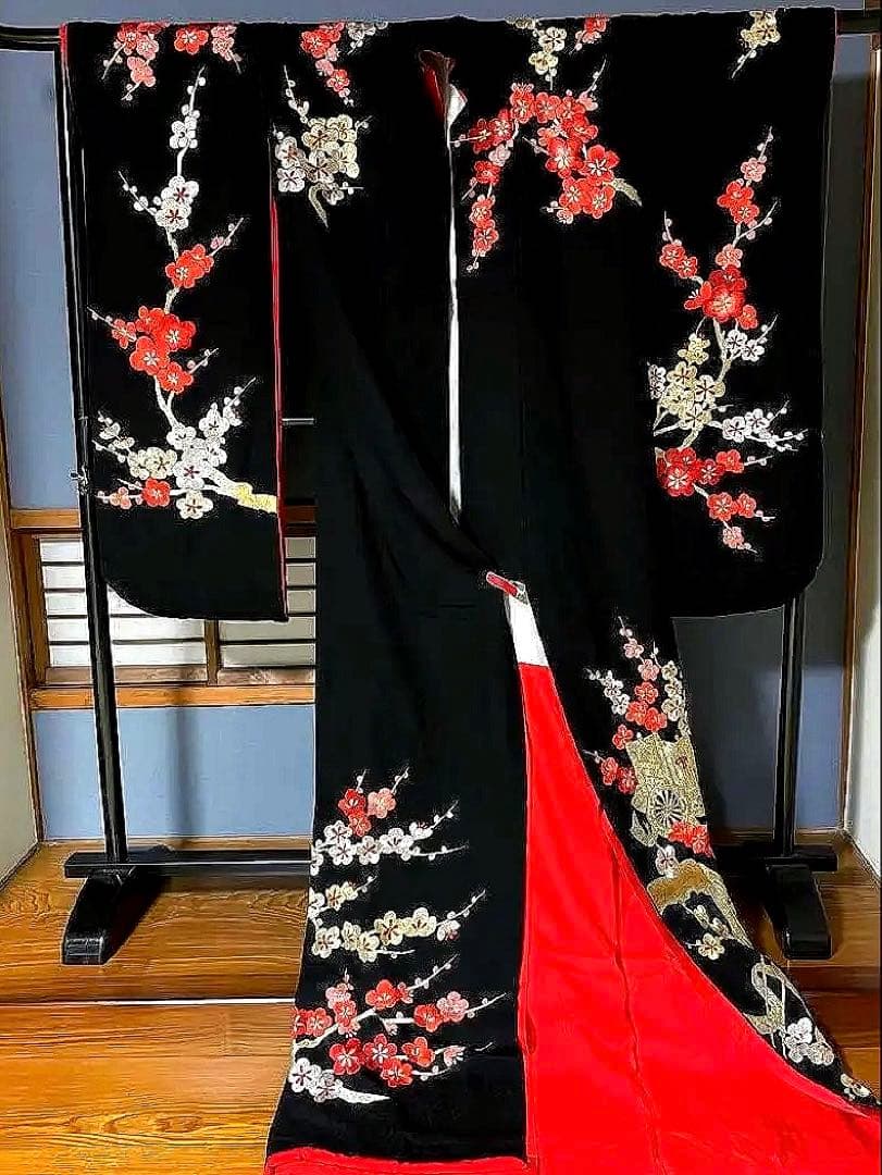 引き振袖　絢爛豪華な総手刺繍のお引きずり　遠目のゲストも釘づけ　花嫁衣装