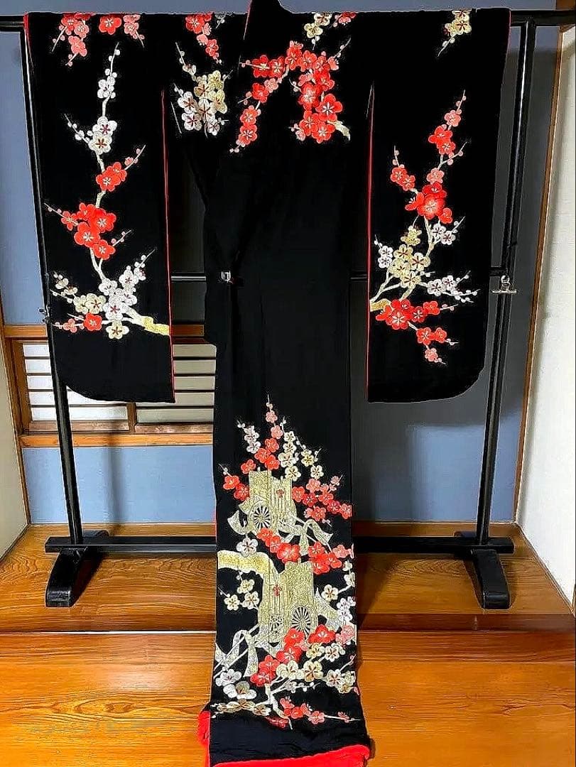 引き振袖　絢爛豪華な総手刺繍のお引きずり　遠目のゲストも釘づけ　花嫁衣装