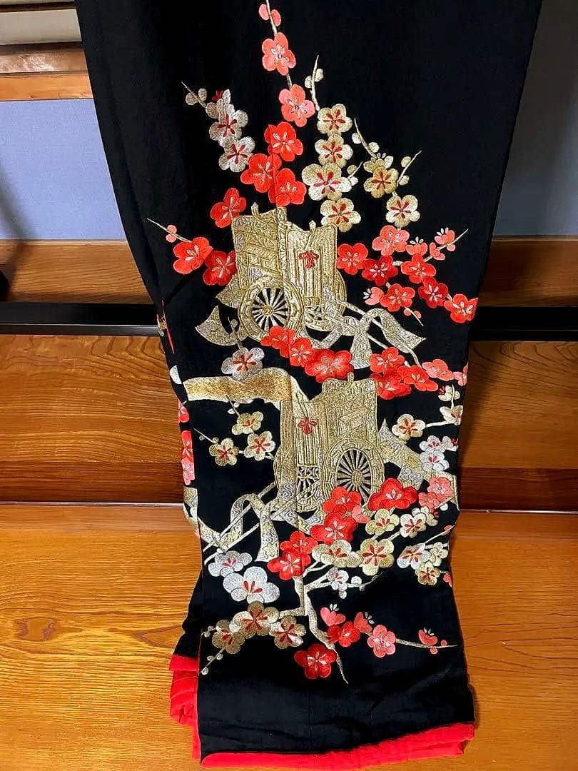 引き振袖　絢爛豪華な総手刺繍のお引きずり　遠目のゲストも釘づけ　花嫁衣装