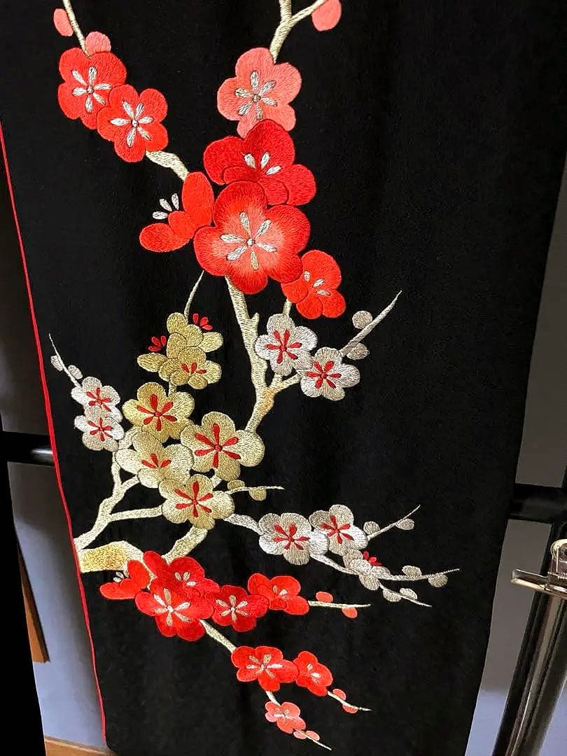 引き振袖　絢爛豪華な総手刺繍のお引きずり　遠目のゲストも釘づけ　花嫁衣装