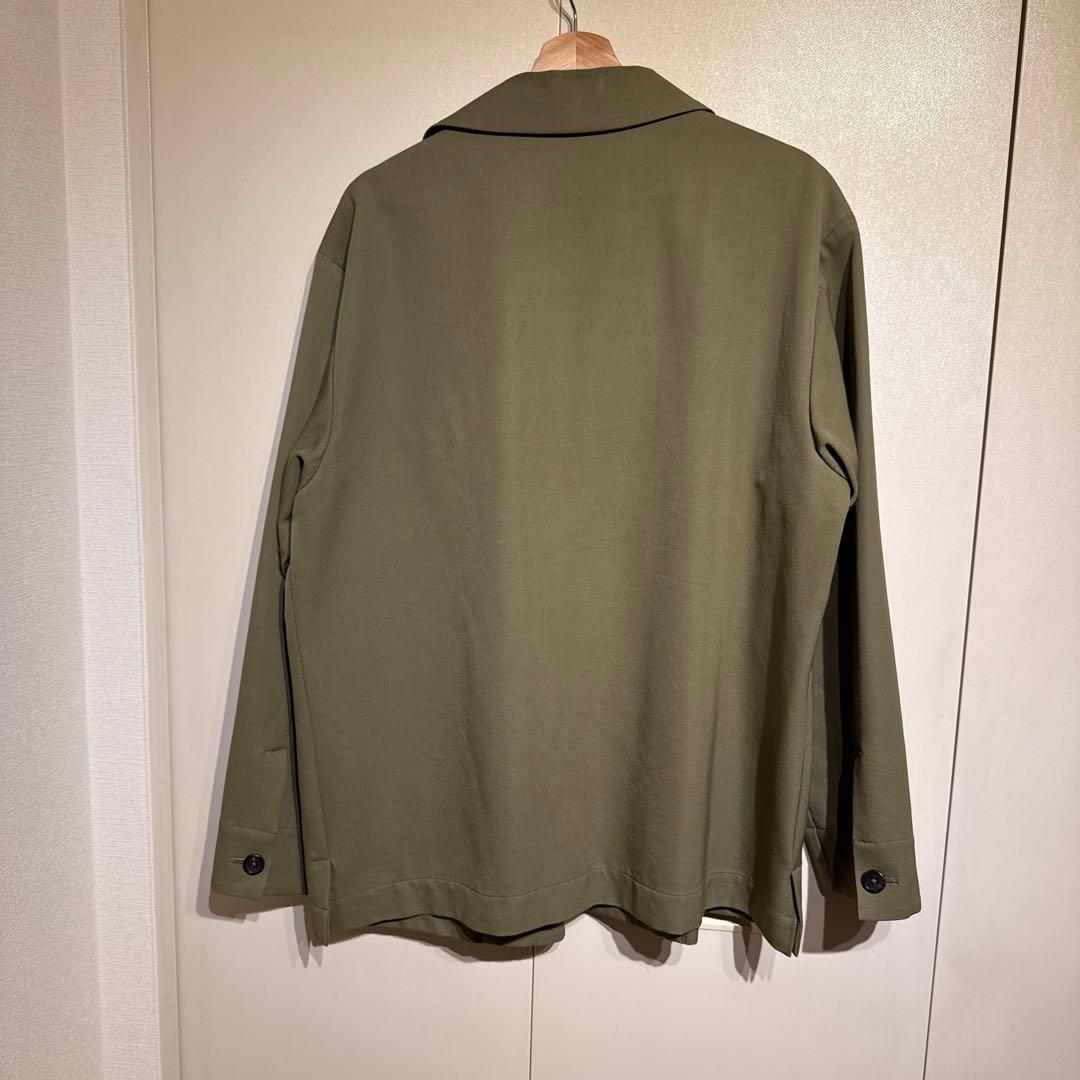オリーブ色 テーラードジャケット