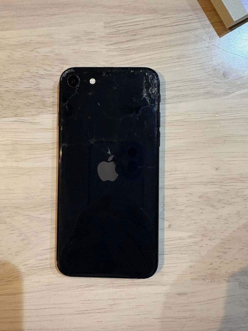 iPhone SE（第2世代）64GB ブラック 画面割れあり 初期化済み