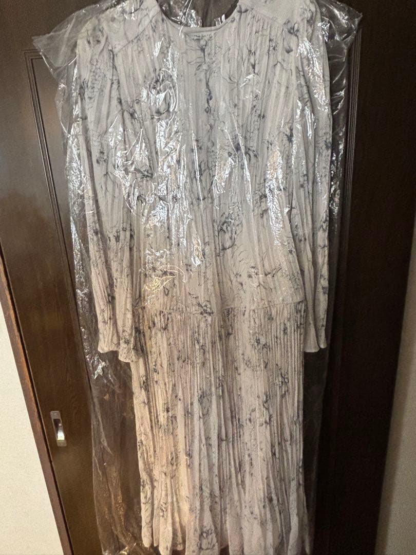 ワンピース herlipto Tiered Floral Pleated Dress