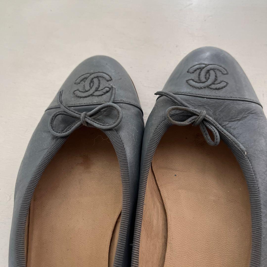 CHANEL グレー フラットシューズ
