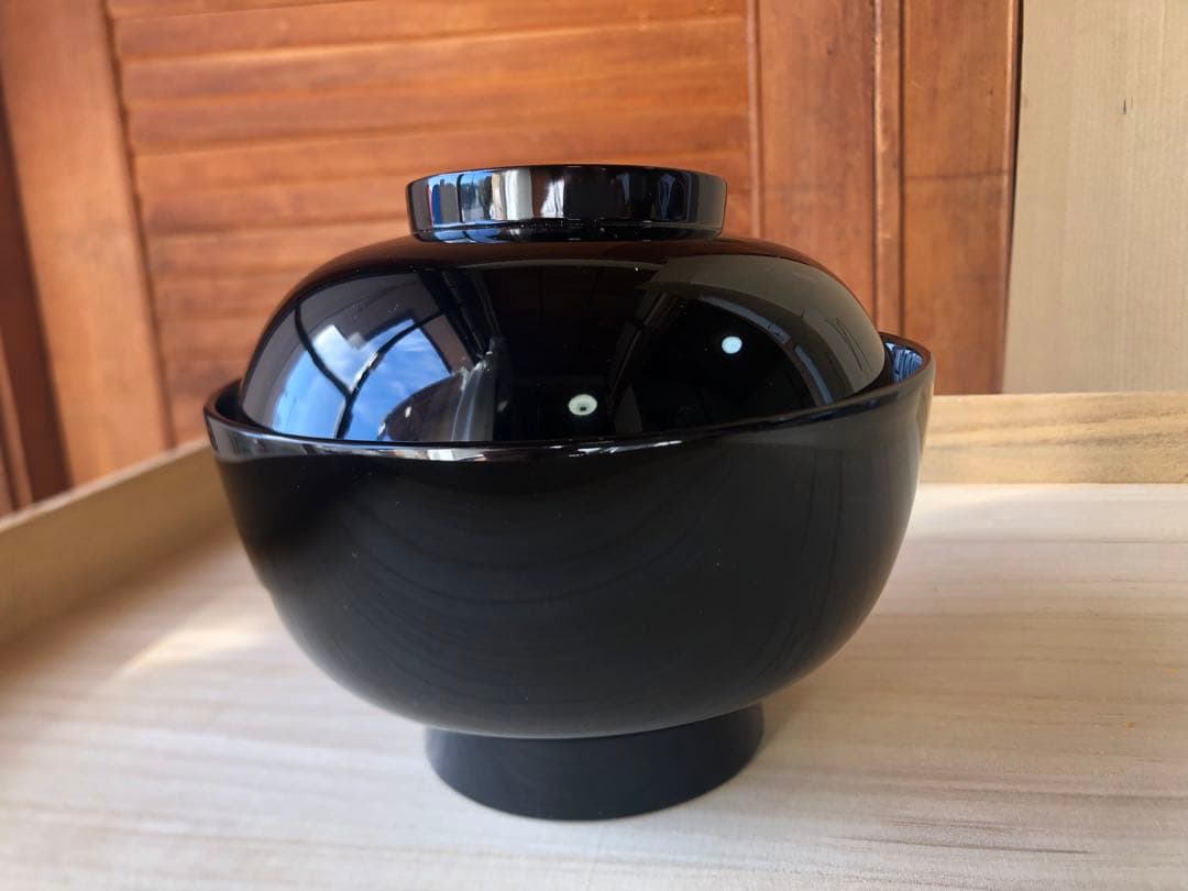 輪島塗　漆　なかたに　沈金　黒い蓋付き椀 金色の松の葉模様