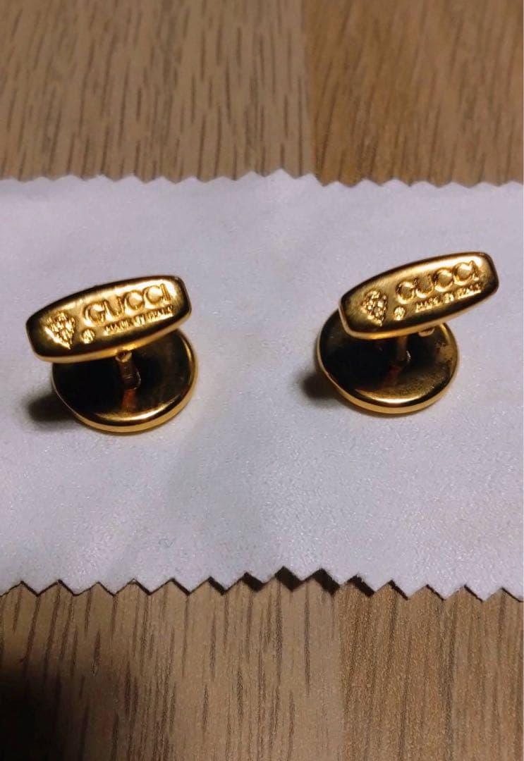 Gucci ゴールドカフスボタン 専用ケース付き