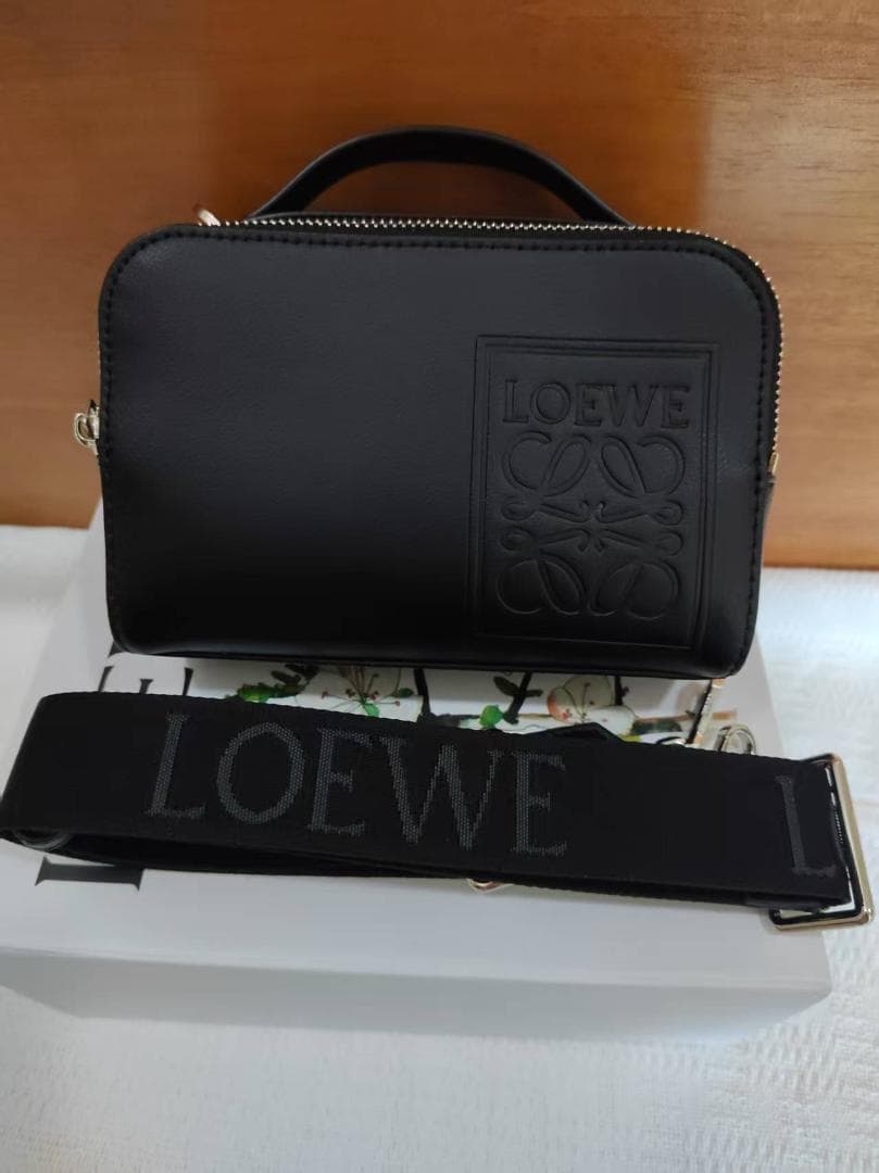 L☆OEWE ブラック ボディバッグ