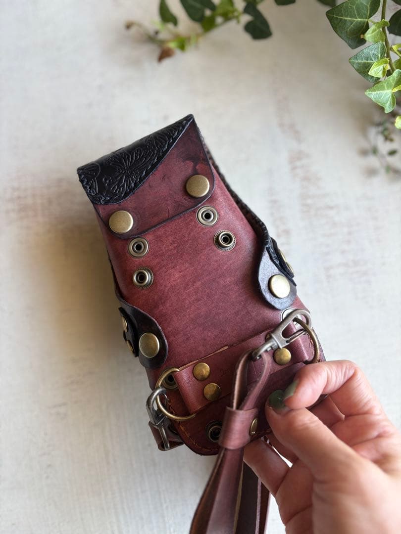 手染めレッドブラウン、蝶型押しブラックの蓋付きコンパクトシザーケース