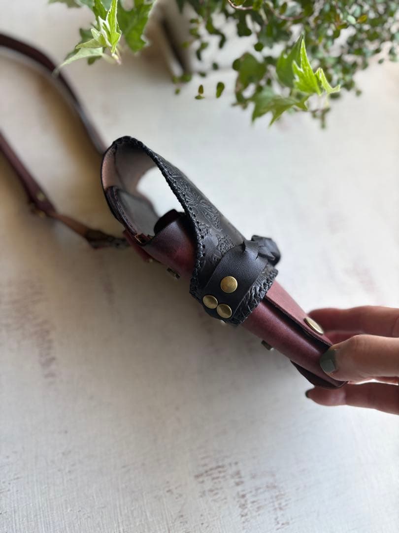 手染めレッドブラウン、蝶型押しブラックの蓋付きコンパクトシザーケース