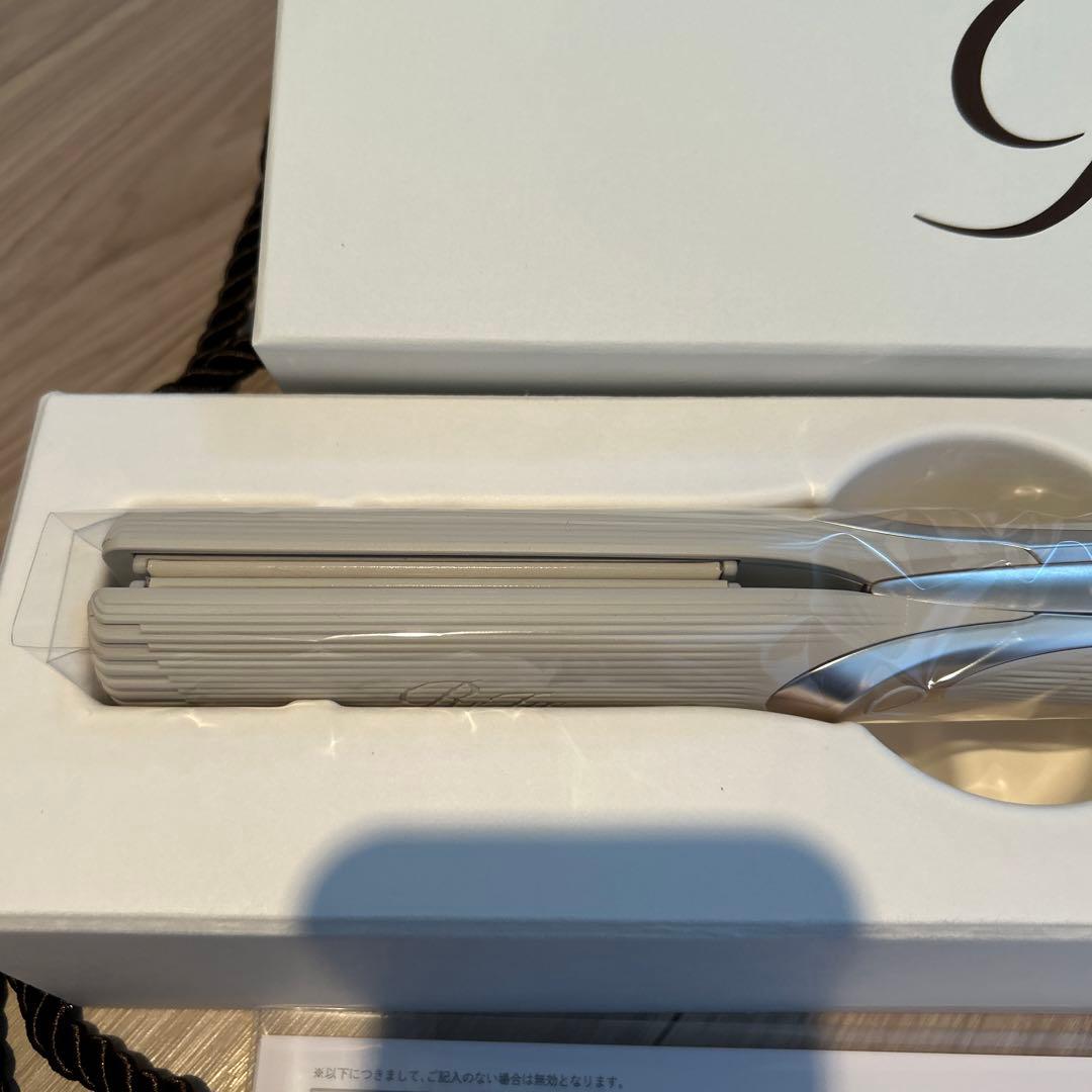 リファ　ストレートアイロンプロ　アイボリー