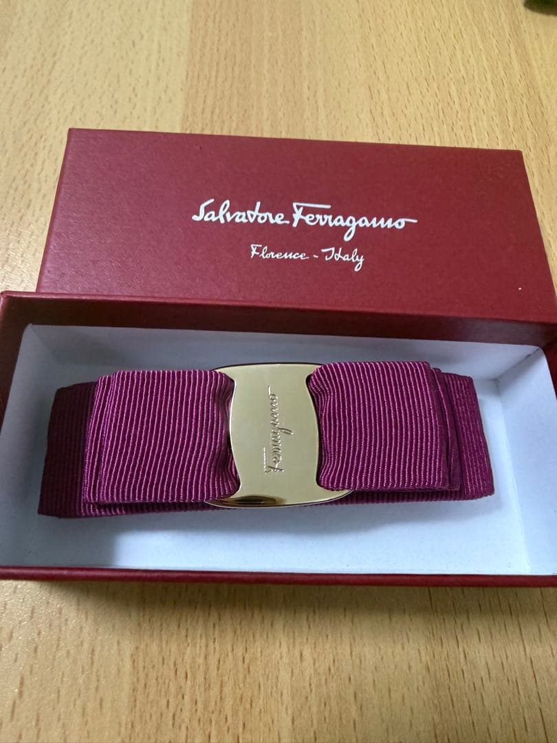 フェラガモ バレッタ ピンク