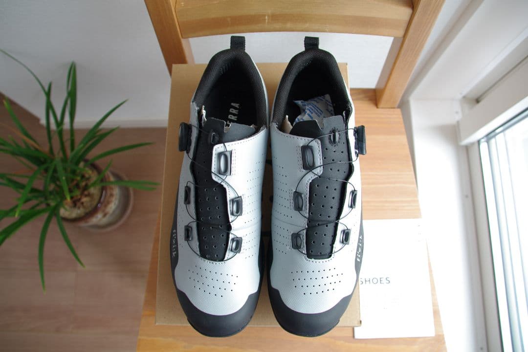 fi'zi:k SPDシューズ 「TERRA ATLAS」グレー/ブラック