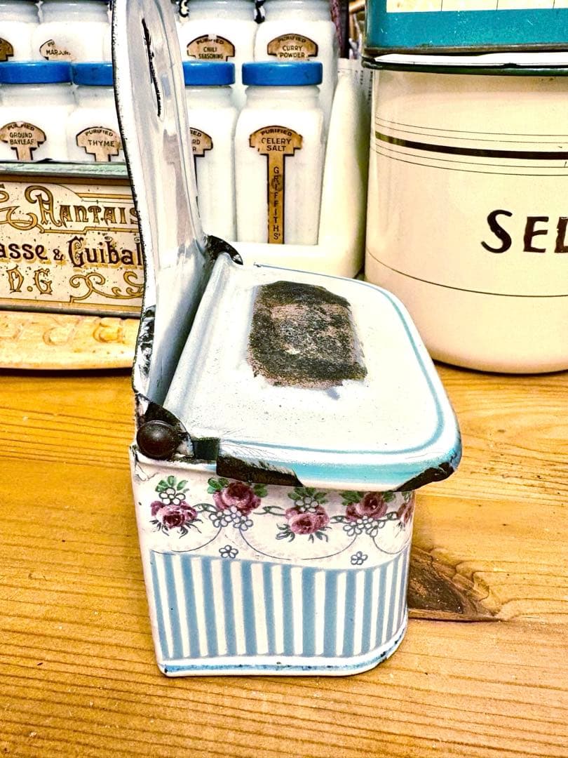 ◆大人気レア◆美品アンティークホーローBB社 アリュメット缶♡ローズガーランド