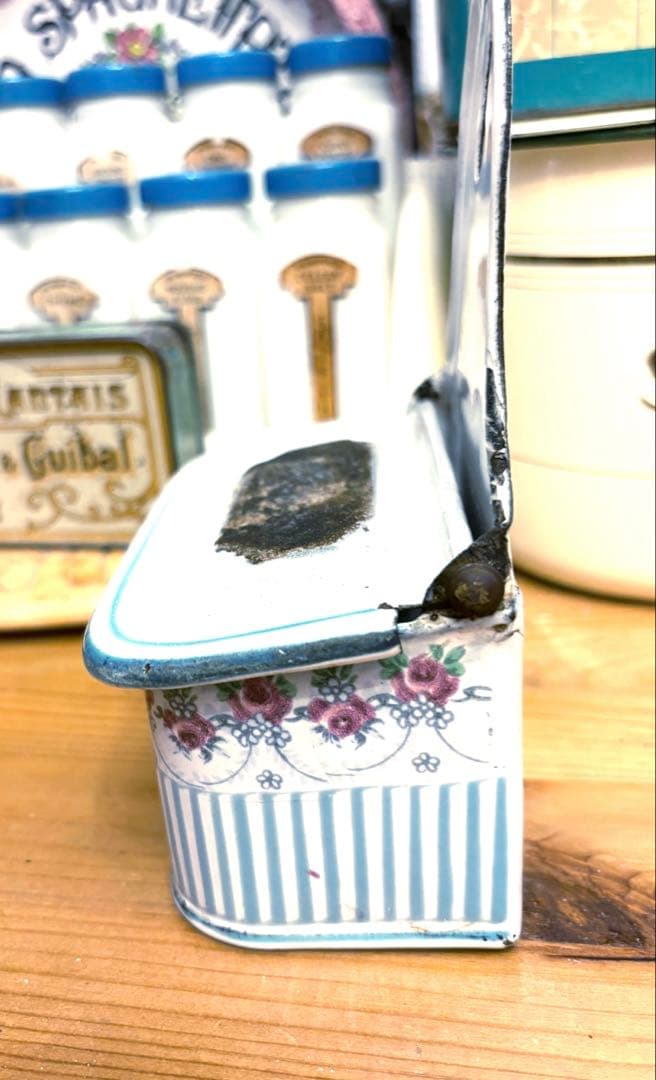 ◆大人気レア◆美品アンティークホーローBB社 アリュメット缶♡ローズガーランド