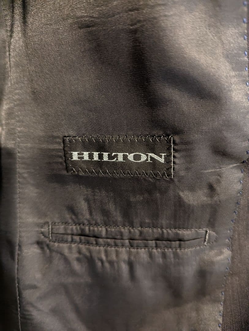 【新品未使用】ヒルトン　スーツセット(ブラック、165センチ標準体型)