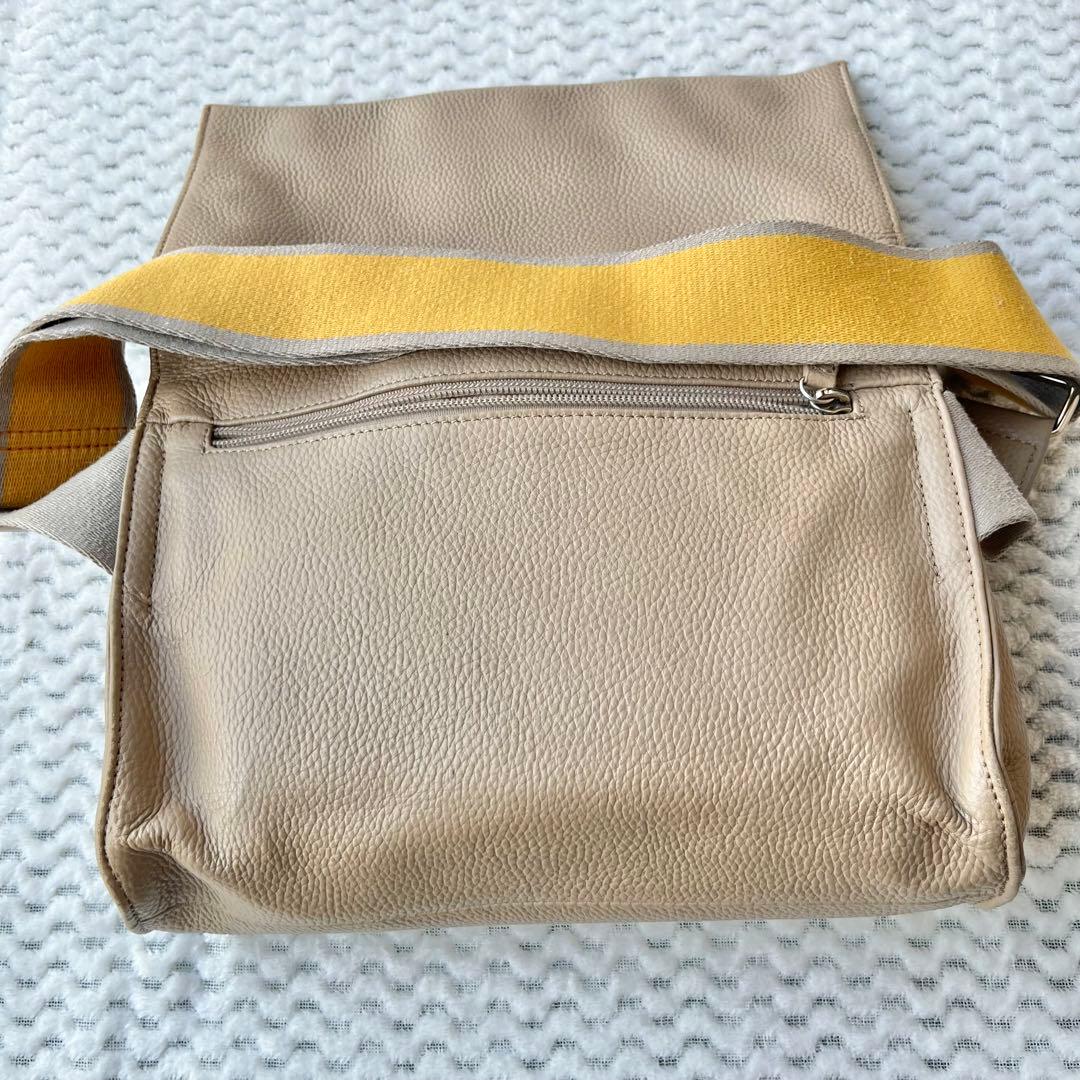 イアパピヨネ 《本革》ベージュ ワイドテープショルダーバッグ ボディバッグ