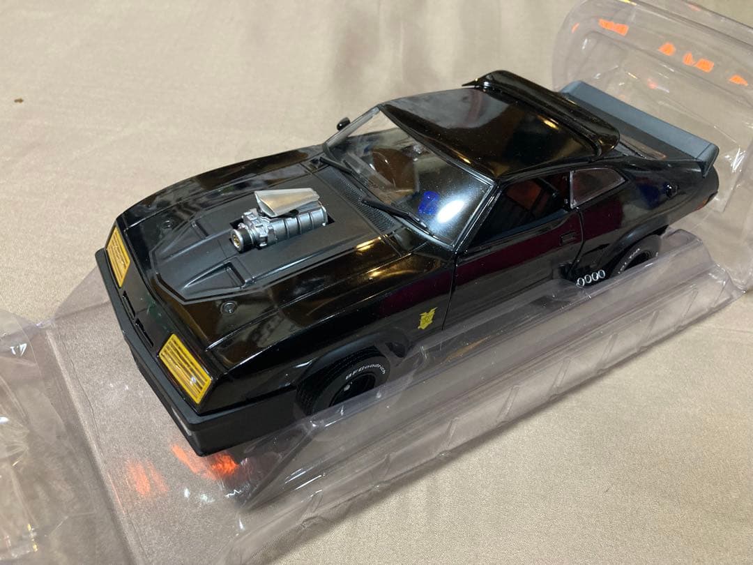 1/18　マッドマックス　V8インターセプター　グリーンライト　①