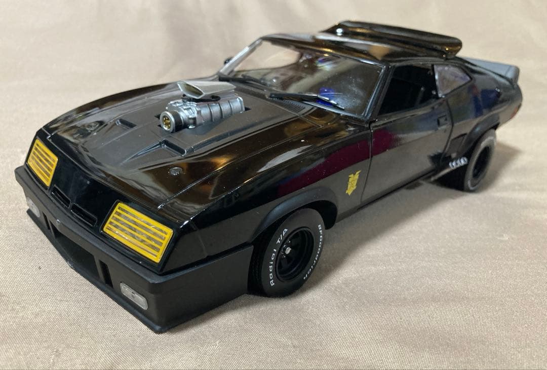 1/18　マッドマックス　V8インターセプター　グリーンライト　①